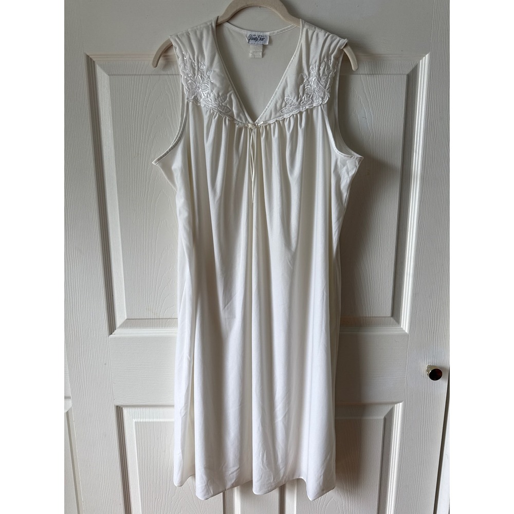 Vanity Fair Vintage Nightgown Sz Large White Floral Embroidered V Neck Flowy